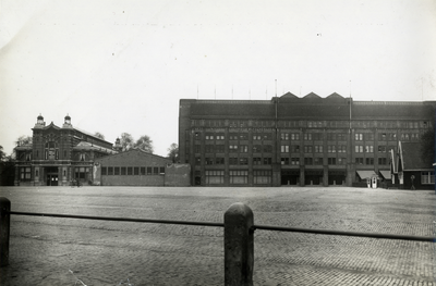 75726 Gezicht op het 1e Jaarbeursgebouw (Vredenburg), het tijdelijke gebouw en de voormalige Korenbeurs (Vredenburg 51) ...